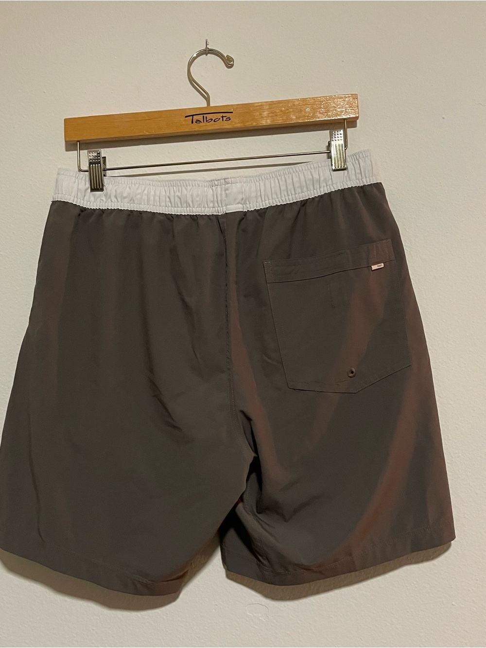 Vuori Warm Grey Kore Shorts, Size Medium - Picture 4 of 5